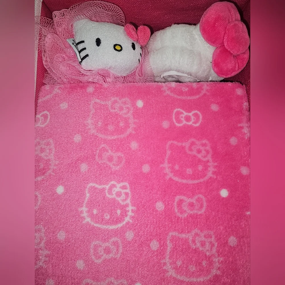 Hello Kitty Girls 3PC Spa Bath Set Spa Headband, Spa Wrap, And Mesh Sponge NIB
